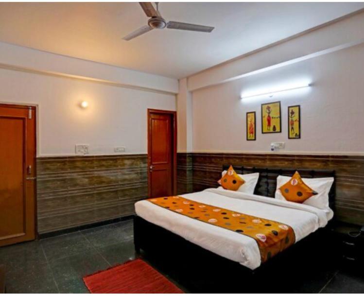Hotel Aditya Residency Near Sector 63 Metro Station Нойда Экстерьер фото